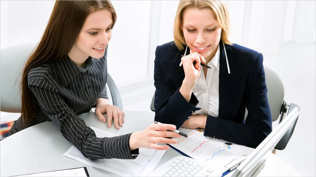 Financial Planning: महिलांनी कोणत्या वयात किती गुंतवणूक करावी? बचतीचे ध्येय निश्चित करण्यासाठी 'हा' गोल्डन फॉर्म्युला वापरा